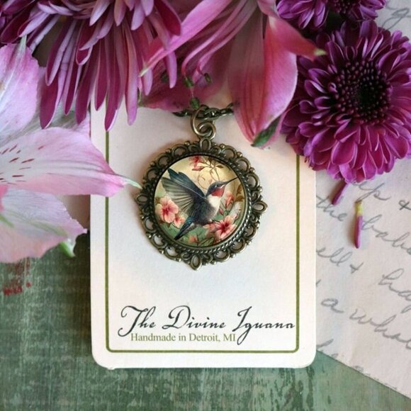 NEW - Hummingbird Ornate Necklace - Art Nouveau - Glass Cabochon - Picture 3 of 3